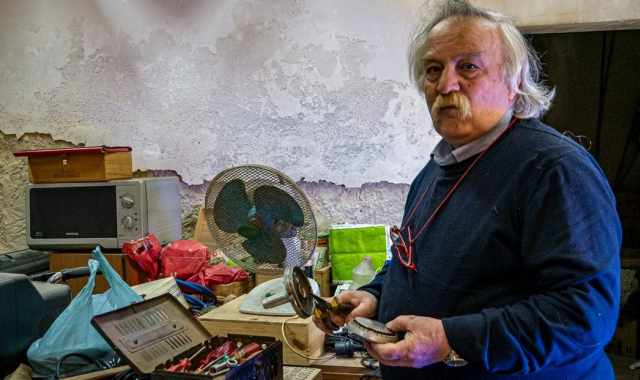 La storia del barese Benedetto Fiore, il "riparatore di cucine": «Oggi non si aggiusta più niente»